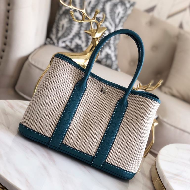 garden bag 30.36 canvas series [love]It's got a lot to offer.One, the price tag is very high, the genuine price is less than 20,000 yuan.The actual bag has a very large capacity, which is why it's also known as a mommy's