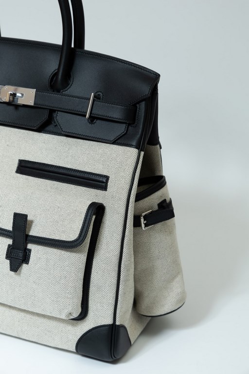 The Haut a courroies 40cargo is very practical, made of canvas and cowhide stitching, retaining a variety of pockets, large and small, and an external cup pocket.It looks quite big, but actually holds just right.Think it