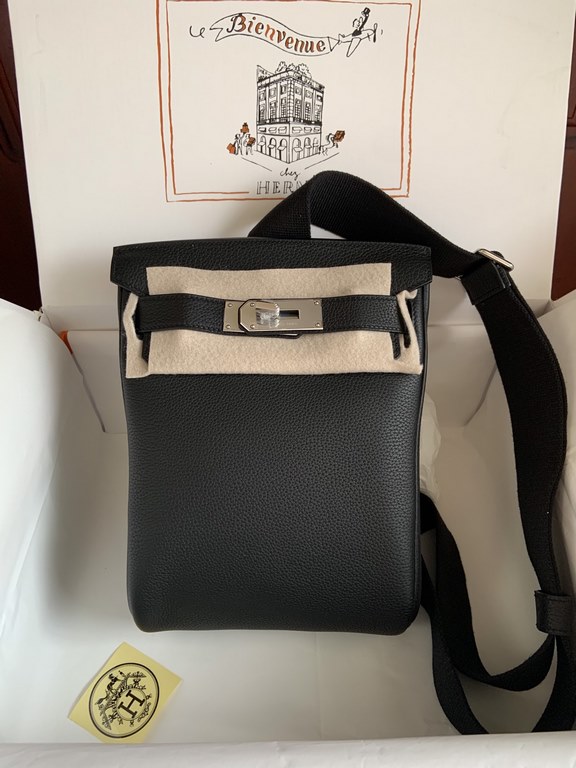 The best fanny packs are here!Hermes HAC A DOSFinally came out a bag in addition to the bkc more durable bag men and women with the same models how to carry a good-looking capacity is also very large rest assured that th