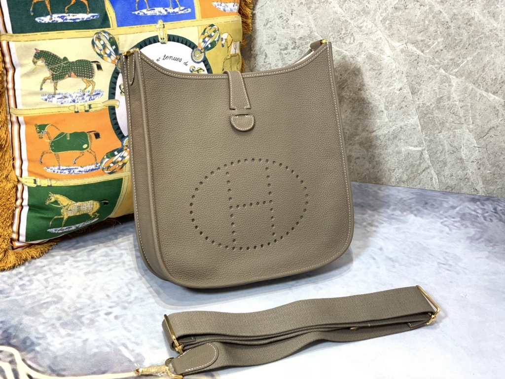 Evelyne29cm (Evelyne) is the cheapest bag, cheap and practical crossbody bag shoulder bag, very suitable for petty white-collar womenThe size is suitable and convenient for personal use This bag smells so good!Added adju