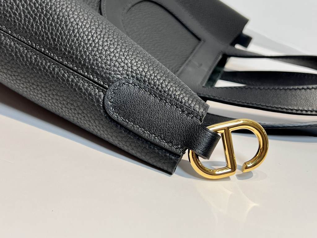 Pig Nose Vegetable Basket Black GoldIn the loop-18cm hand-sewn waxed threadThe wristlet and bottom clasp incorporate the classic pig snout element, making it very recognizable.In the loop   Adjustable bag shape.Can be wo