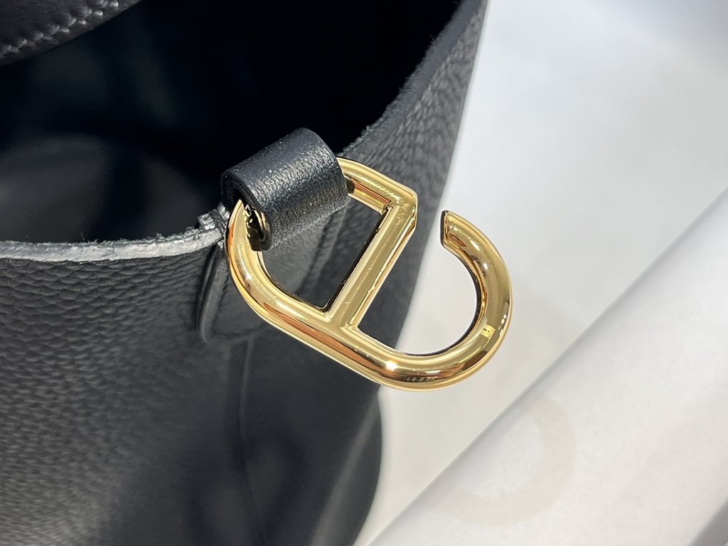 Pig Nose Vegetable Basket Black GoldIn the loop-18cm hand-sewn waxed threadThe wristlet and bottom clasp incorporate the classic pig snout element, making it very recognizable.In the loop   Adjustable bag shape.Can be wo