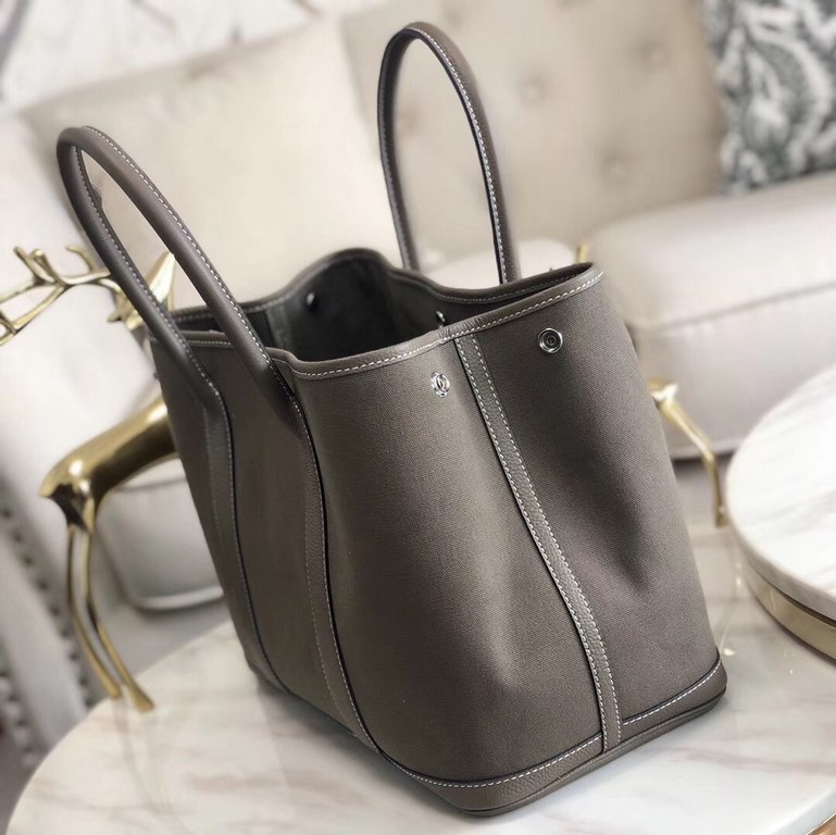 garden bag 30.36 canvas series [love]It's got a lot to offer.One, the price tag is very high, the genuine price is less than 20,000 yuan.The actual bag has a very large capacity, which is why it's also known as a mommy's