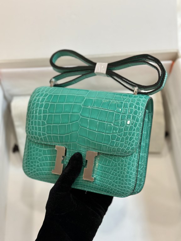 Spot KangKang 19CM. Imperial Green Silver BuckleMade of imported high-gloss American crocodile leather, top quality hand-stitched waxed thread.