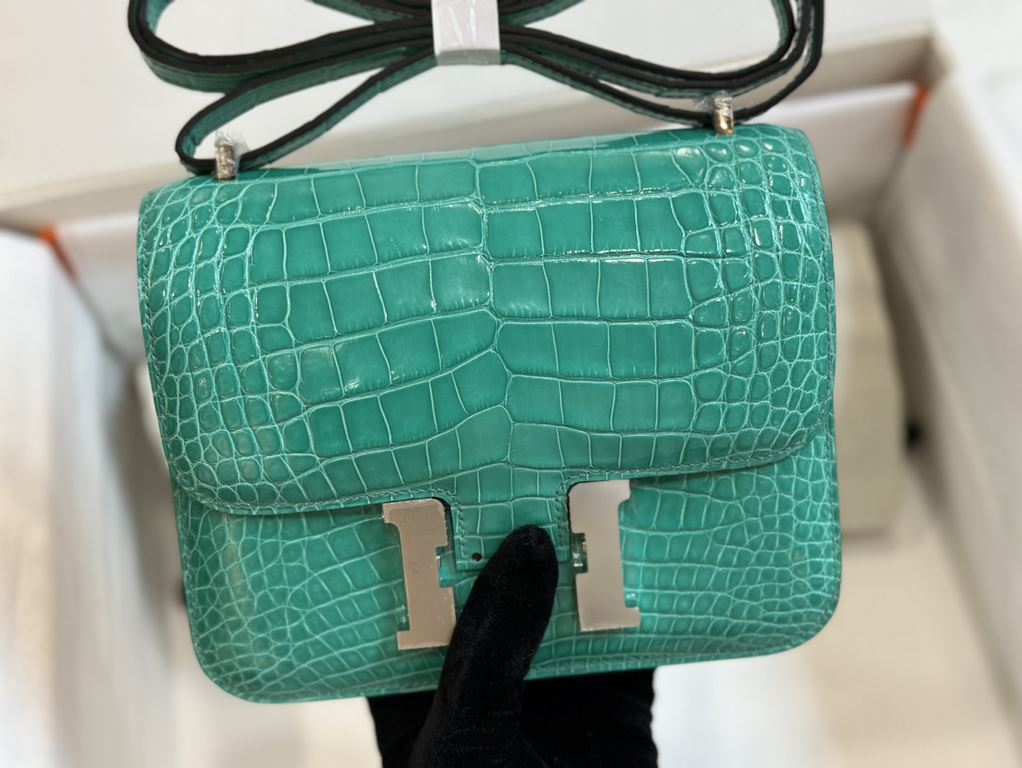 Spot KangKang 19CM. Imperial Green Silver BuckleMade of imported high-gloss American crocodile leather, top quality hand-stitched waxed thread.