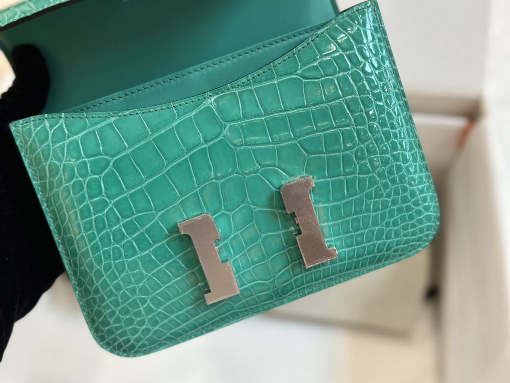 Spot KangKang 19CM. Imperial Green Silver BuckleMade of imported high-gloss American crocodile leather, top quality hand-stitched waxed thread.