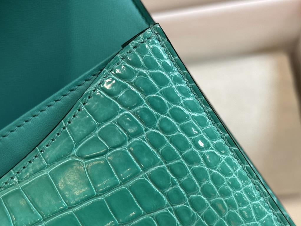 Spot KangKang 19CM. Imperial Green Silver BuckleMade of imported high-gloss American crocodile leather, top quality hand-stitched waxed thread.