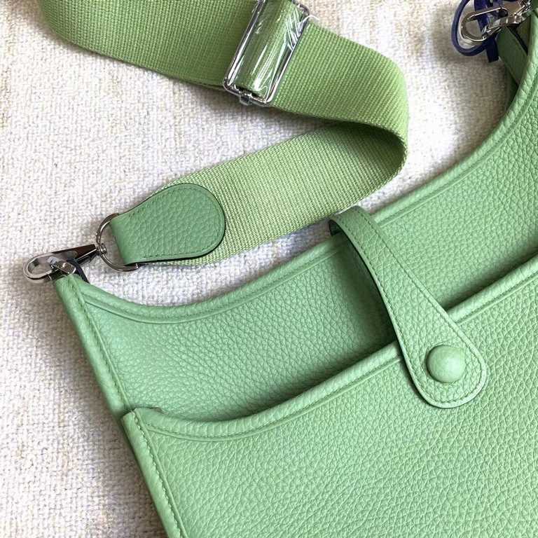 Evelyn 28cm Original Clemence Tc LeatherAvocado green   Handmade beeswax thread stitching HandmadeTop notch craftsmanship, the details are so perfect, the wrap is cut in three dimensions perfectly, fine  Lightweight and 