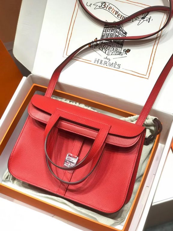 evercolor leather flag red silver buckle~Treasure small bag  Not intentionally emphasize the brand's nobility _ looks low-key but full of texture  The exterior doesn't feature any of the H's conspicuous logos.Goes the ab