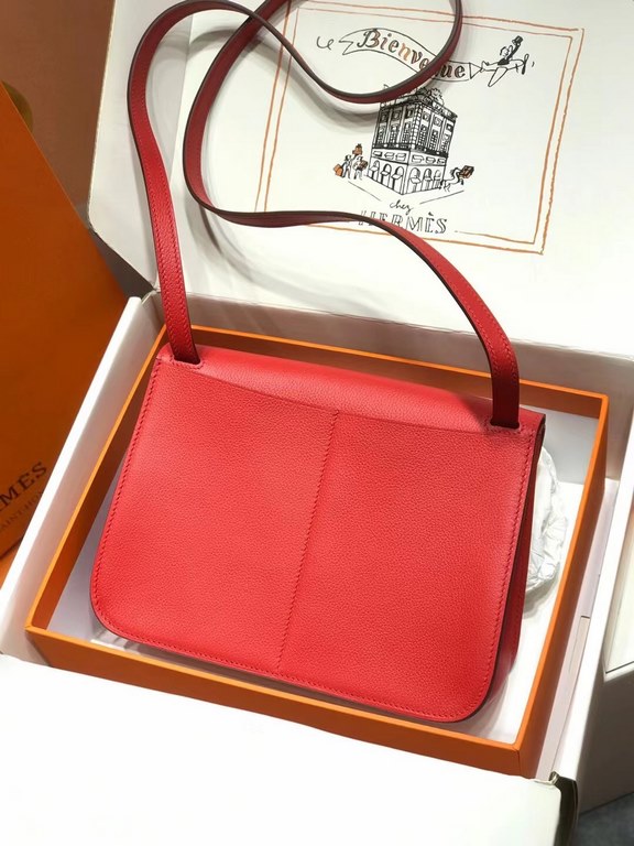 evercolor leather flag red silver buckle~Treasure small bag  Not intentionally emphasize the brand's nobility _ looks low-key but full of texture  The exterior doesn't feature any of the H's conspicuous logos.Goes the ab