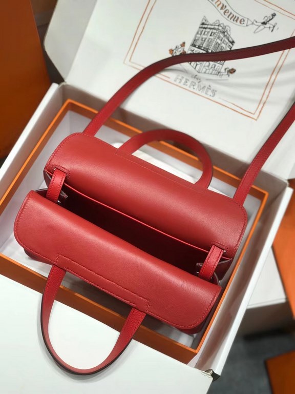 evercolor leather flag red silver buckle~Treasure small bag  Not intentionally emphasize the brand's nobility _ looks low-key but full of texture  The exterior doesn't feature any of the H's conspicuous logos.Goes the ab