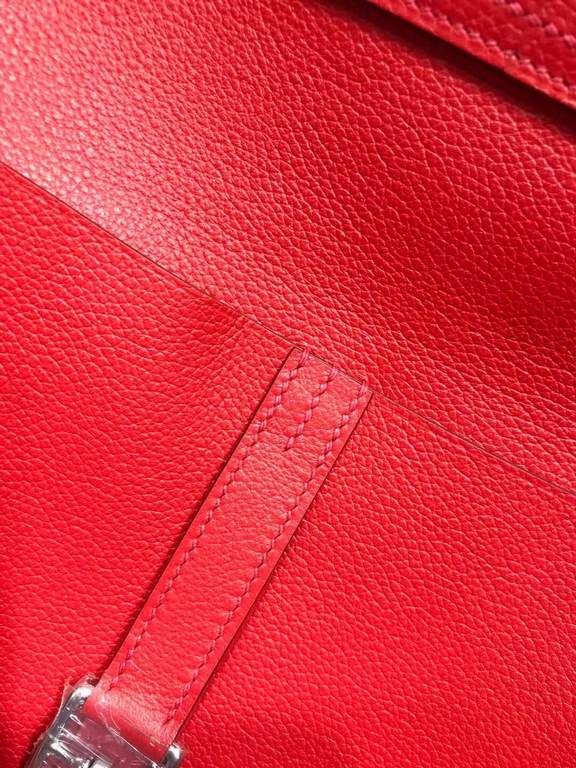 evercolor leather flag red silver buckle~Treasure small bag  Not intentionally emphasize the brand's nobility _ looks low-key but full of texture  The exterior doesn't feature any of the H's conspicuous logos.Goes the ab