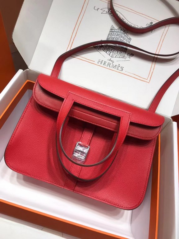 evercolor leather flag red silver buckle~Treasure small bag  Not intentionally emphasize the brand's nobility _ looks low-key but full of texture  The exterior doesn't feature any of the H's conspicuous logos.Goes the ab