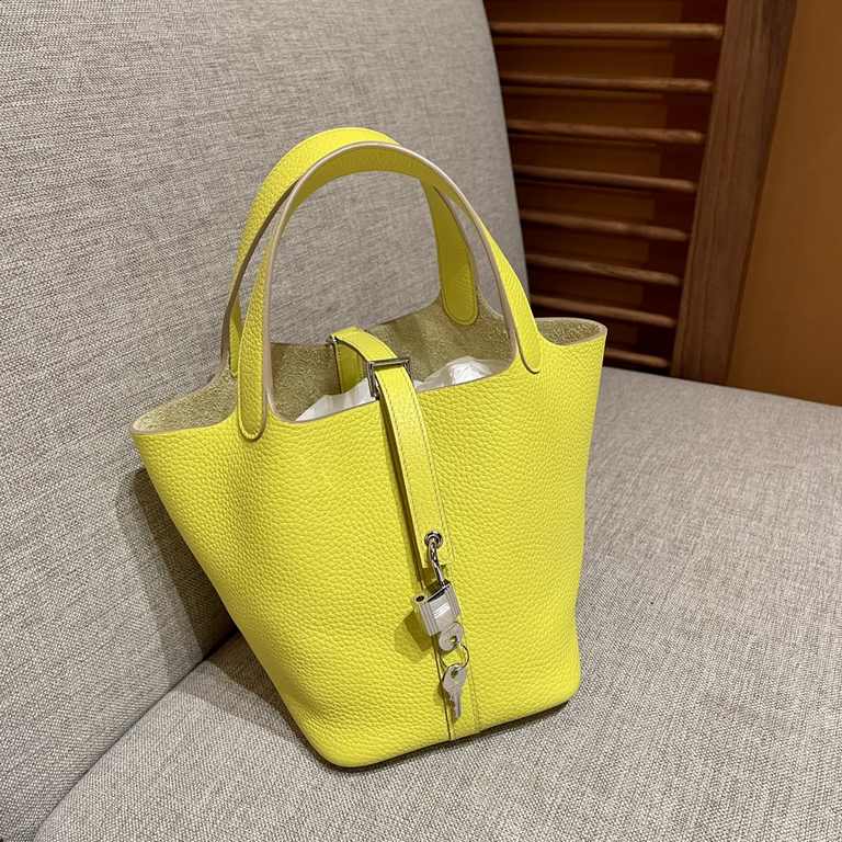 picotin lock vegetable basket 18, 9R lemon yellow, handmade, French TC cowhide.Vegetable basket in recent years in the counter is also very buy, basically also go with the goods, the appearance rate is super high, but al