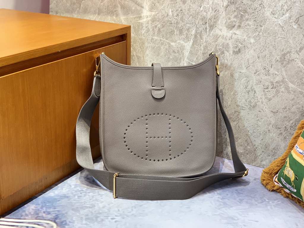 Evelyne29cm (Evelyne) is the cheapest bag, cheap and practical crossbody bag shoulder bag, very suitable for petty white-collar womenThe size is suitable and convenient for personal use This bag smells so good!Added adju