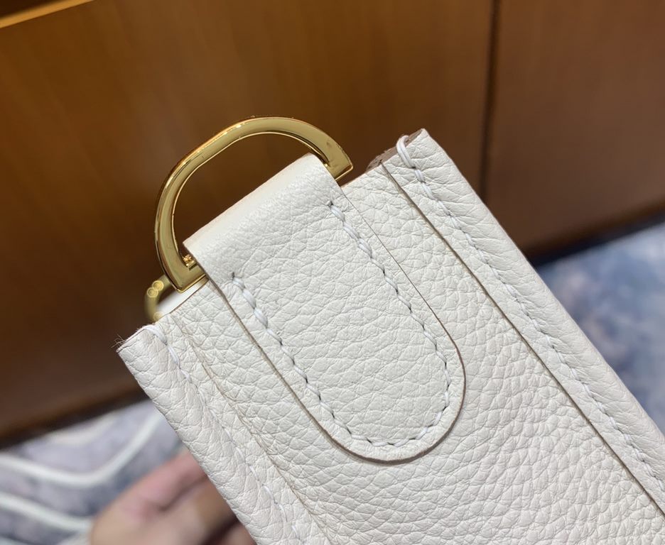 Evelyne29cm (Evelyne) is the cheapest bag, cheap and practical crossbody bag shoulder bag, very suitable for petty white-collar womenThe size is suitable and convenient for personal use This bag smells so good!Added adju