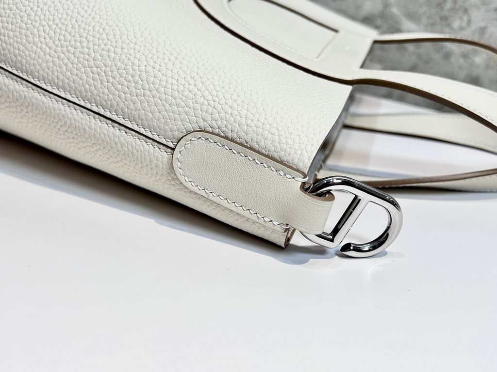 In stock   Pig Nose Vegetable Basket Milkshake White Silver BuckleIn the loop-18cm hand-sewn waxed threadWristlet and bottom clasp with classic pig snout elements.In the loop   Adjust the shape of the bag.Can be worn wit