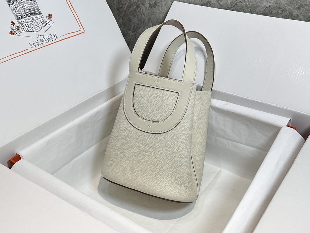 In stock   Pig Nose Vegetable Basket Milkshake White Silver BuckleIn the loop-18cm hand-sewn waxed threadWristlet and bottom clasp with classic pig snout elements.In the loop   Adjust the shape of the bag.Can be worn wit