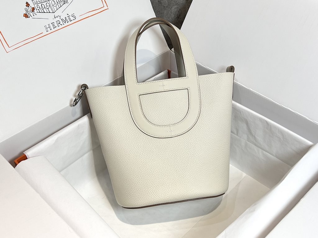 In stock   Pig Nose Vegetable Basket Milkshake White Silver BuckleIn the loop-18cm hand-sewn waxed threadWristlet and bottom clasp with classic pig snout elements.In the loop   Adjust the shape of the bag.Can be worn wit