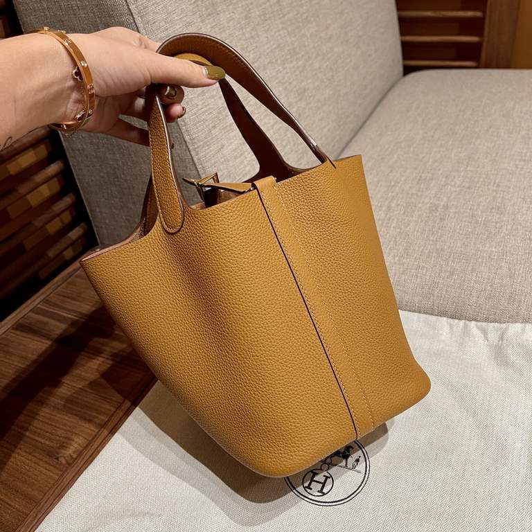 picotin lock vegetable basket 18, 2S sesame color, pure handmade, French TC cowhide.Vegetable basket in recent years in the counter is also very buy, basically also go with the goods, the appearance rate is super high, b