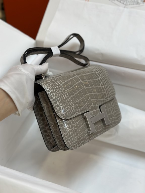 Spot KangKang 19CM. Spotted Dove Gray Silver BuckleMade of imported high-gloss American crocodile leather, top quality hand-stitched waxed thread.