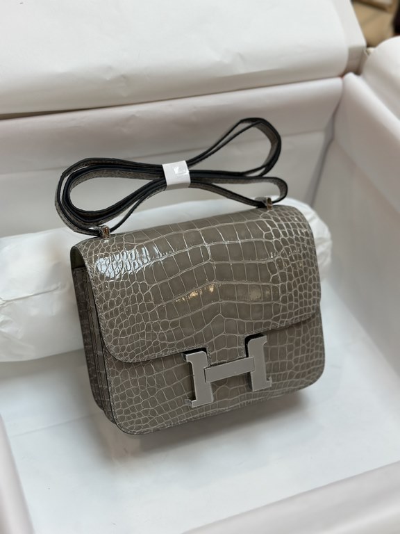 Spot KangKang 19CM. Spotted Dove Gray Silver BuckleMade of imported high-gloss American crocodile leather, top quality hand-stitched waxed thread.