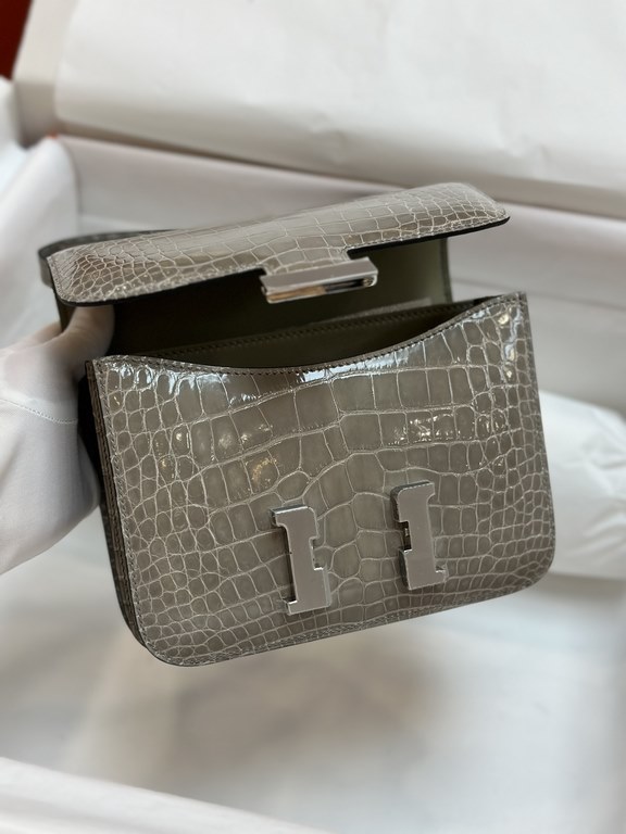 Spot KangKang 19CM. Spotted Dove Gray Silver BuckleMade of imported high-gloss American crocodile leather, top quality hand-stitched waxed thread.