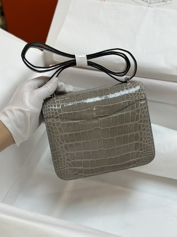 Spot KangKang 19CM. Spotted Dove Gray Silver BuckleMade of imported high-gloss American crocodile leather, top quality hand-stitched waxed thread.