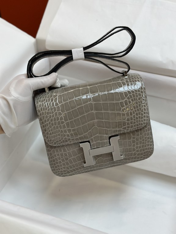 Spot KangKang 19CM. Spotted Dove Gray Silver BuckleMade of imported high-gloss American crocodile leather, top quality hand-stitched waxed thread.