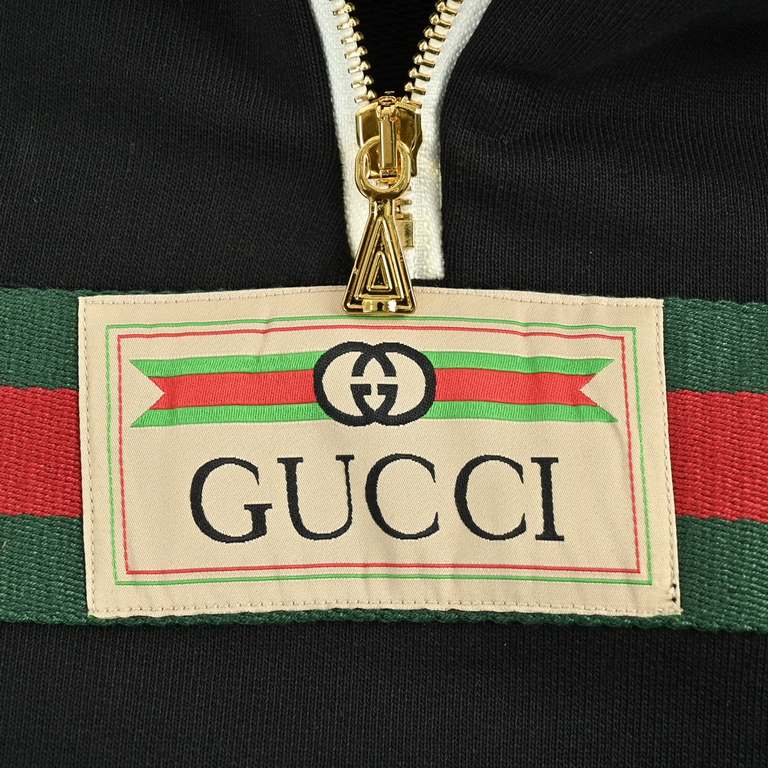 Gucci Gucci red and green webbing half-zip long sleeve hooded sweatshirtThe use of 21 double-stranded interwoven 32 double-stranded yarn combed cotton large terry bottom fabric, and the original version of the same 400 g