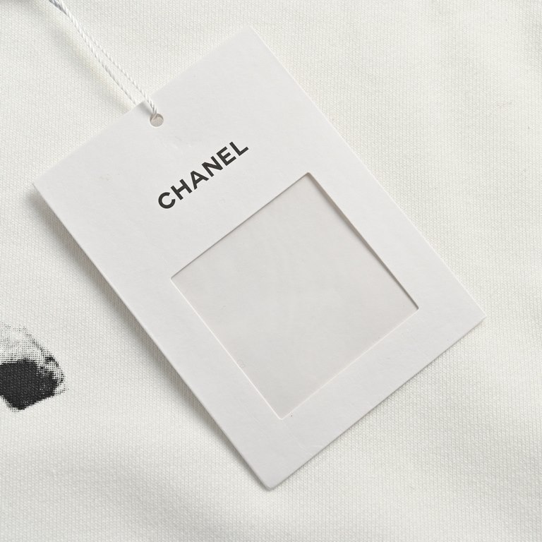 ChanelChanel 23Fw Ink Print Crew Neck SweatshirtMinimalist and sophisticated, yet highly wearable, this sweater features a small but delicate logo print that highlights the overall elegance of the piece. The relaxed OS f