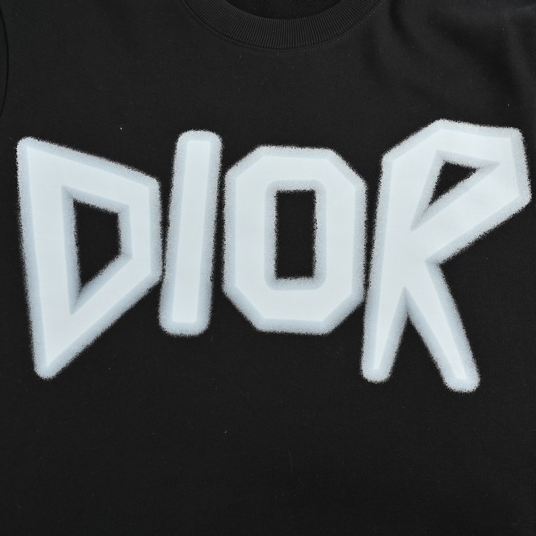 .DiorDior 23Fw Chest Large Letter Print Crew Neck SweatshirtChannel limited new Simple but not lost style retro brand logo, two colors recommended to get. Customized high gram weight knitted cotton fabric production fabr