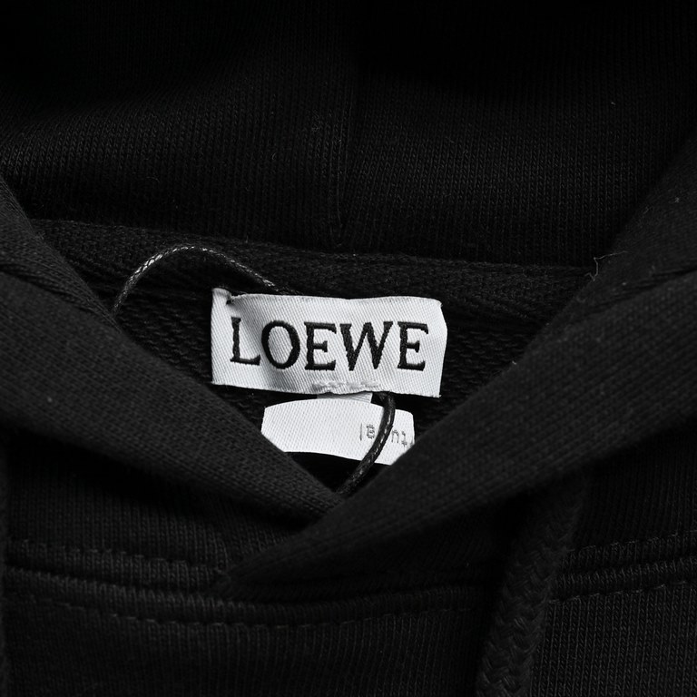 .LoeweLoewe 23Fw Chest Embossed Leather Label Hooded SweatshirtThe maple leaf brown leather label on the chest of this shirt was revised by the brand for a month before finalization.The embossed design of the totem is th