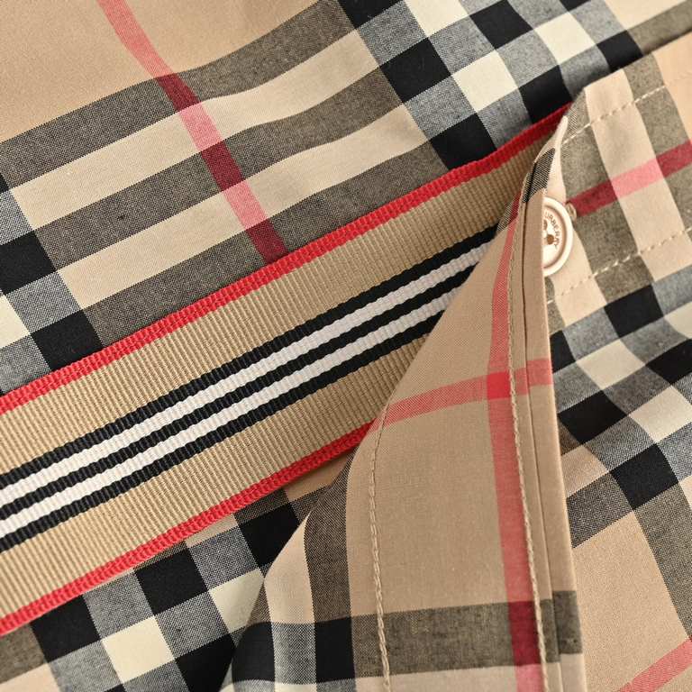 BurberryBurberry Classic Placket Cuffs Striped Webbing Check ShirtThe fabric is made of double stranded 80 count woven twill fabric, checkered counterpoint, yarn fixed weaving and dyeing, each independent size is positio