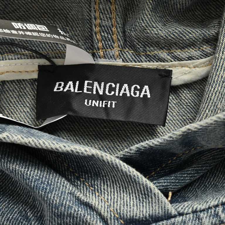 BalenciagaBalenciagaParisian House Washed Hooded Denim SweatshirtPrecision washed denim fabric, but also reduces the hardness of the denim, on the body more comfortable and skin-friendly, there is the shape of the shin o