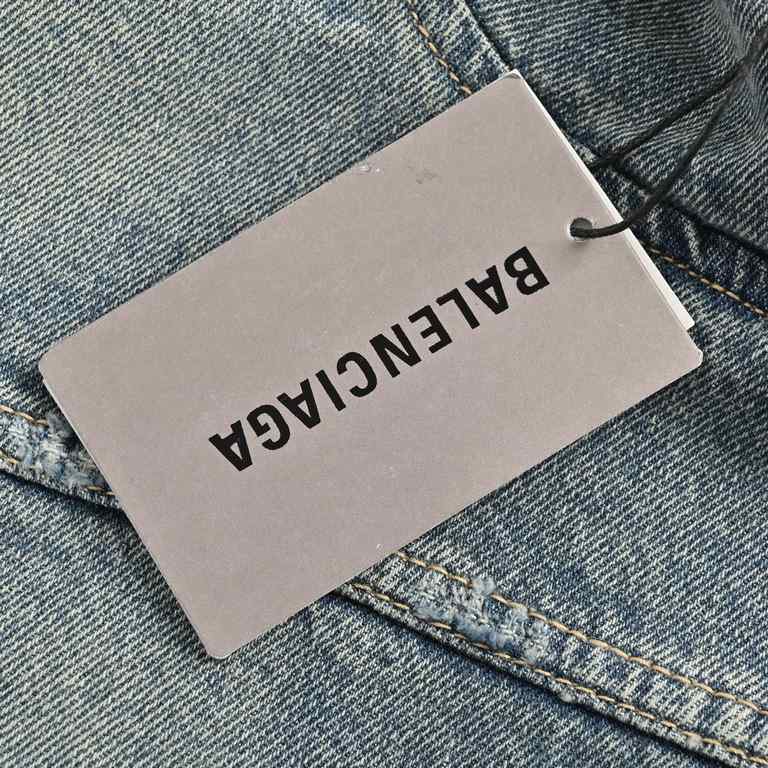 BalenciagaBalenciagaParisian House Washed Hooded Denim SweatshirtPrecision washed denim fabric, but also reduces the hardness of the denim, on the body more comfortable and skin-friendly, there is the shape of the shin o