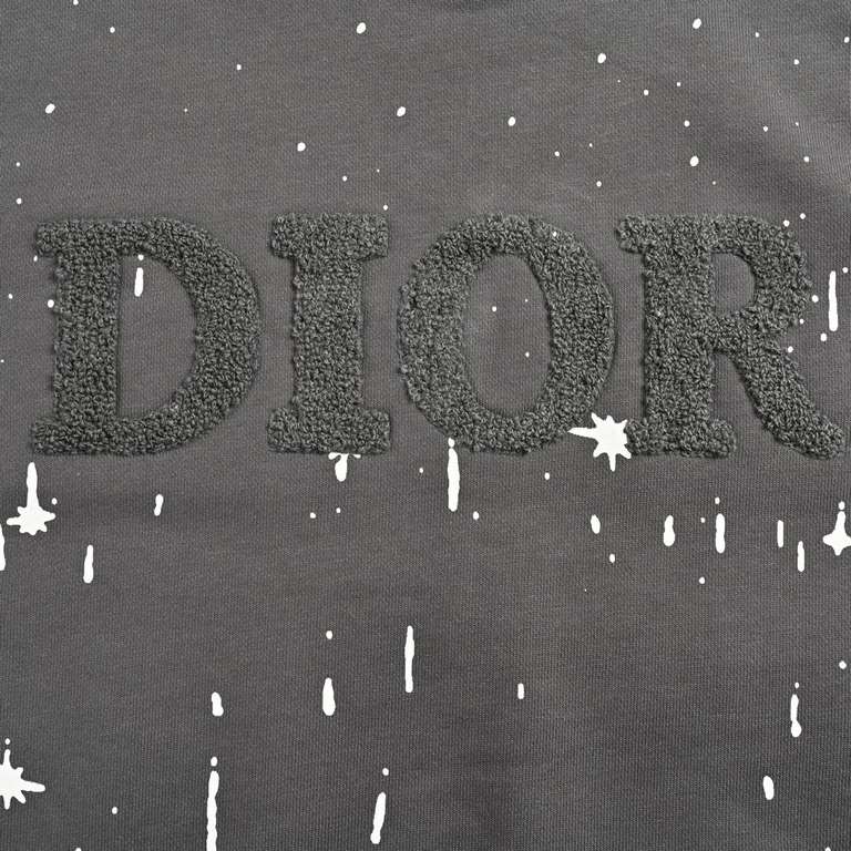 DiorDior 23Fw Graffiti Flocked Logo Crew Neck SweatshirtUsing 26 combed cotton   10 cotton, gram weight 420G, the fabric is made of domestic Xinjiang high-quality cotton yarn, Xinjiang cotton is recognized as the superio