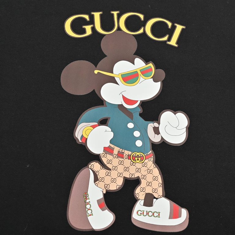 .GucciGucci 23Fw Mickey letters printed round neck sweaterThe market high version of the fabric combed cotton sweater fabric weight up to 400 grams, printing using three-dimensional technology, high-density number of nee