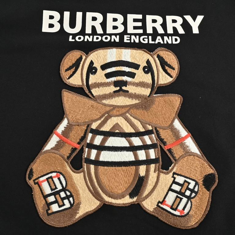 BurberryBurberry Embroidered teddy bear crew neck sweatshirtCrisp and clean cotton couple's style sweater The color of the real thing is very beautiful! Give people a very clean sense of senior Chest bear embroidery patt