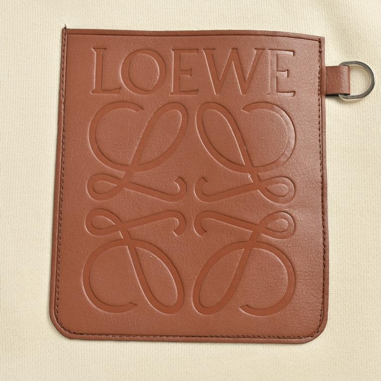 .LoeweLoewe 23Fw Chest Embossed Leather Label Hooded SweatshirtThe maple leaf brown leather label on the chest of this shirt was revised by the brand for a month before finalization.The embossed design of the totem is th