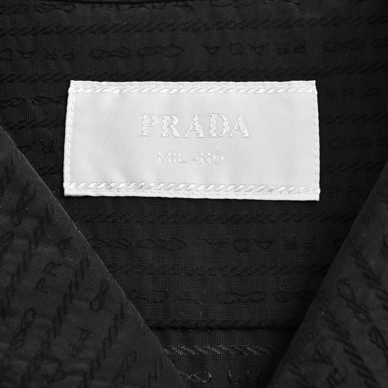 PradaPrada 23ss Short Sleeve Shirt in Government Silk Bermuda Dark PrintOriginally purchased in Beijing SK, different from the previous polyester jacquard fabric, the new full-printed logo is cotton fabric jacquard, incr