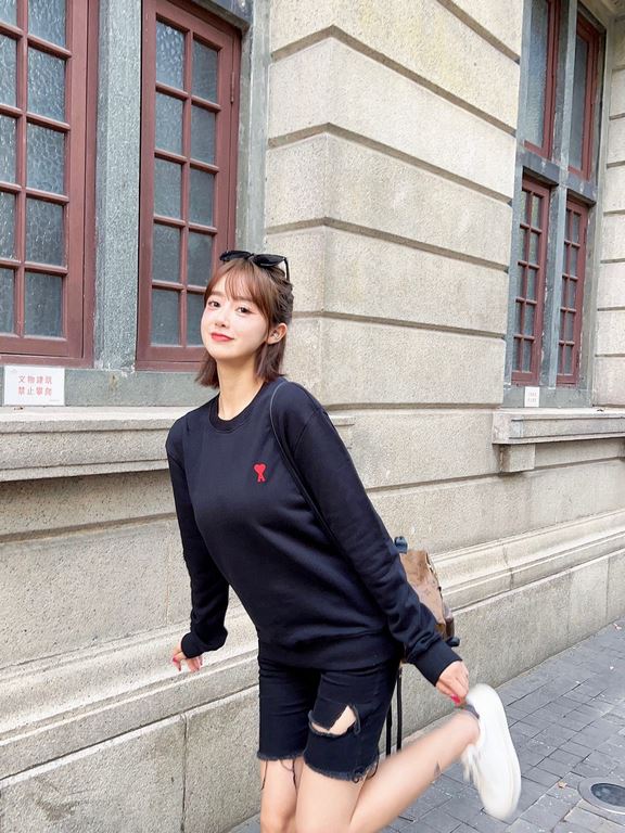 #Ami Classic Little Heart Embroidered Crew Neck Sweatshirt Top