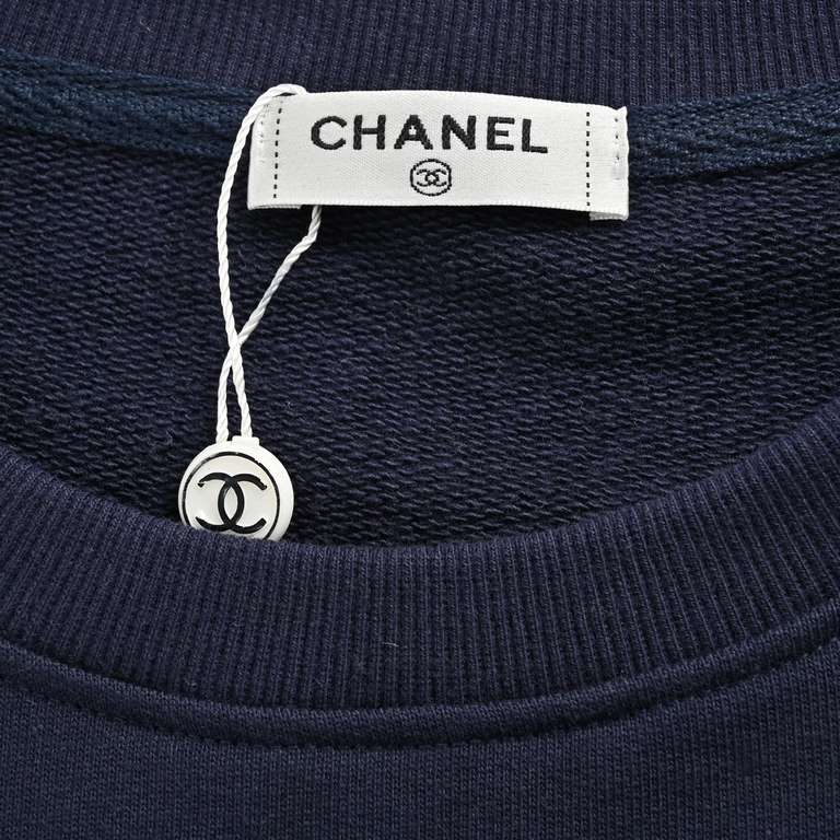 ChanelChanel Small fragrance hand-painted print round neck sweaterMinimalist and sophisticated, but also highlights the high level of wear recommended sweater Small but exquisite logo print, highlighting the overall nobl