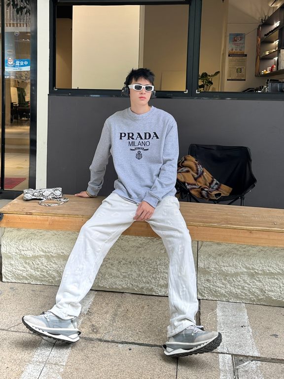 #PradaPrada 23Fw Embroidered Logo Crew Sweatshirt Top