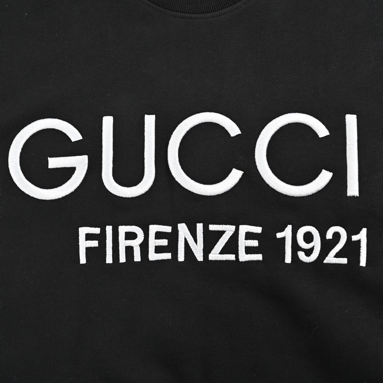 GucciGucci 23Fw three-dimensional embroidery letters round neck sweaterThe use of three-dimensional embroidery process, different from ordinary embroidery, fixed weave cotton sweater fabric, comfortable and breathable no