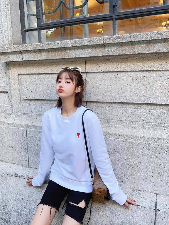 #Ami Classic Little Heart Embroidered Crew Neck Sweatshirt Top