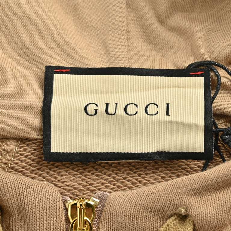 Gucci Gucci red and green webbing half-zip long sleeve hooded sweatshirtThe use of 21 double-stranded interwoven 32 double-stranded yarn combed cotton large terry bottom fabric, and the original version of the same 400 g