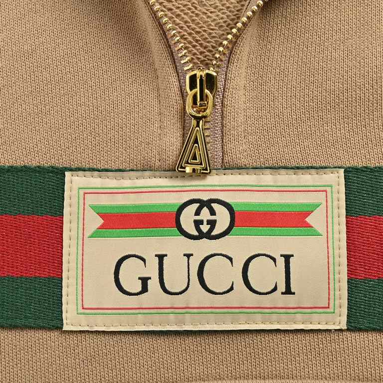 Gucci Gucci red and green webbing half-zip long sleeve hooded sweatshirtThe use of 21 double-stranded interwoven 32 double-stranded yarn combed cotton large terry bottom fabric, and the original version of the same 400 g