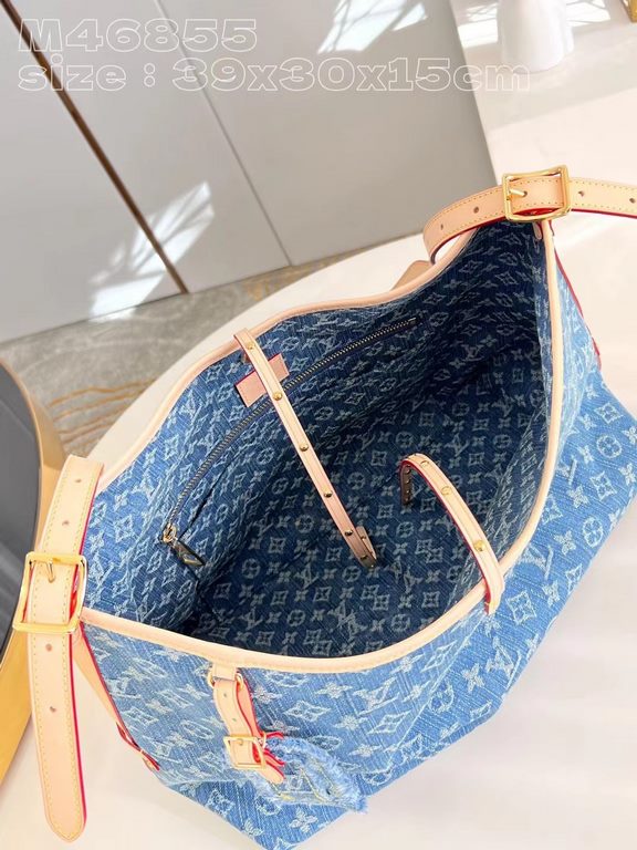 M46855 】Louis Vuitton introduces the new CarryAll medium handbag in Monogram canvas and leather trimmings for a flattering design. With a zipper pocket inside, the removable zipper clutch adds a functional element, with 