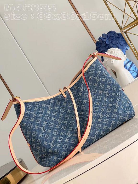 M46855 】Louis Vuitton introduces the new CarryAll medium handbag in Monogram canvas and leather trimmings for a flattering design. With a zipper pocket inside, the removable zipper clutch adds a functional element, with 